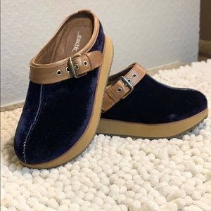 Blue velvet shoes
